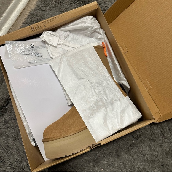 UGG Chestnut Platform Boot - Picture 7 of 10